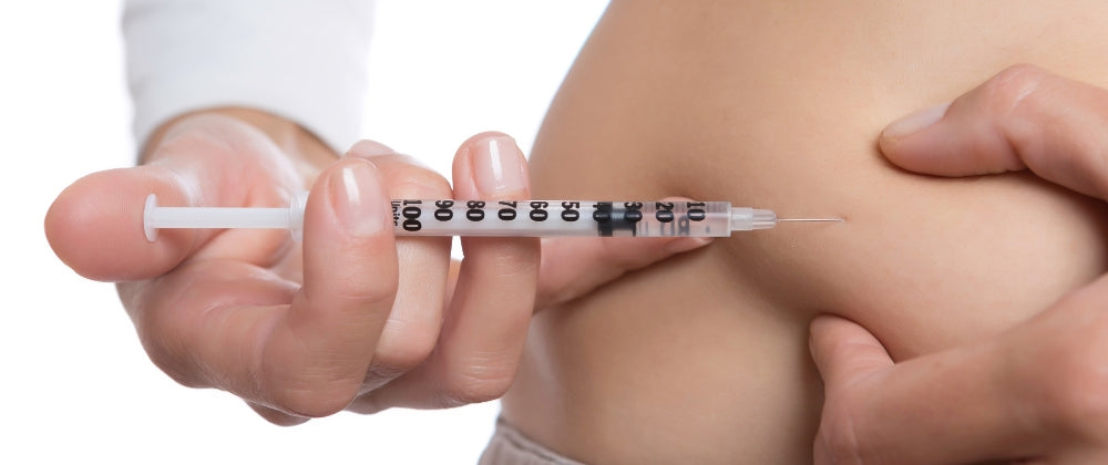 Frau spritzt sich Insulin