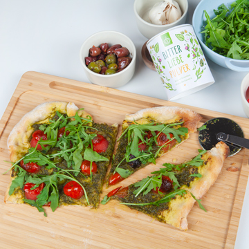 Pizza mit Kräuterpesto und BitterLiebe