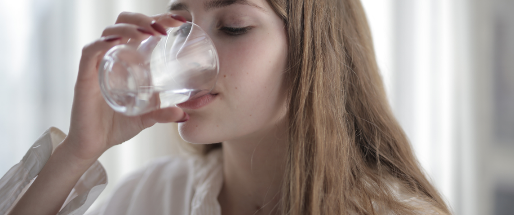 Frau trinkt Wasser